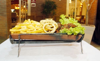 O restaurante Recanto do Cupim serve frango a passarinho na telha com cebola e mandioca frita